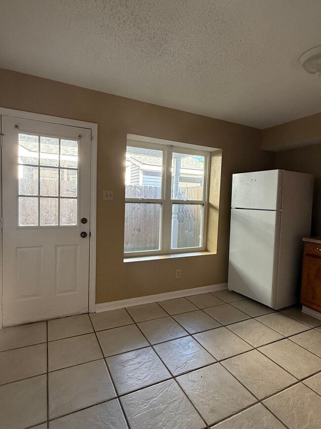 Building Photo - Low maintenance condo living may be right for you!