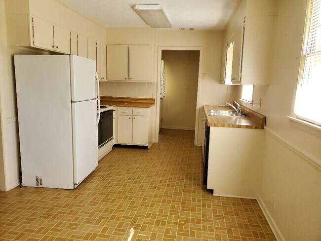 Foto del edificio - Cozy Home: Price Reduced!