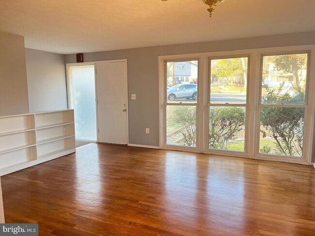 Foto del edificio - 6323 Fenton Ct