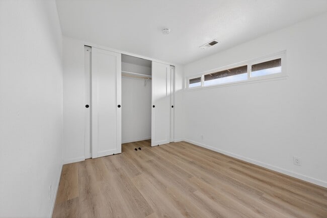 Foto del edificio - Completely Remodeled 2-Bedroom Townhome – Everything Brand New!