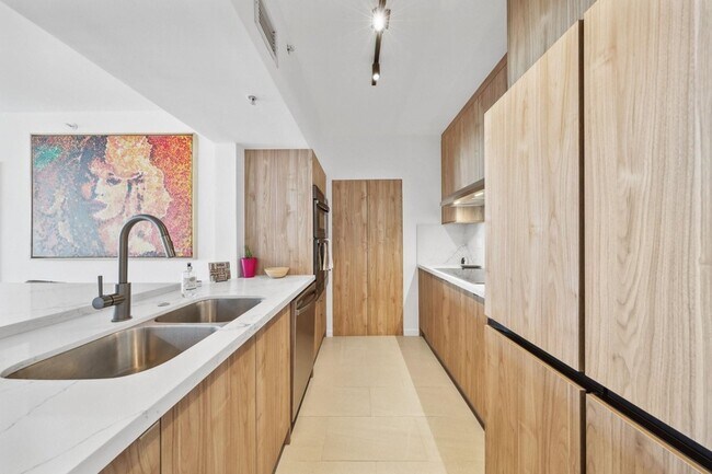 Foto del edificio - 3020 NE 32nd Ave