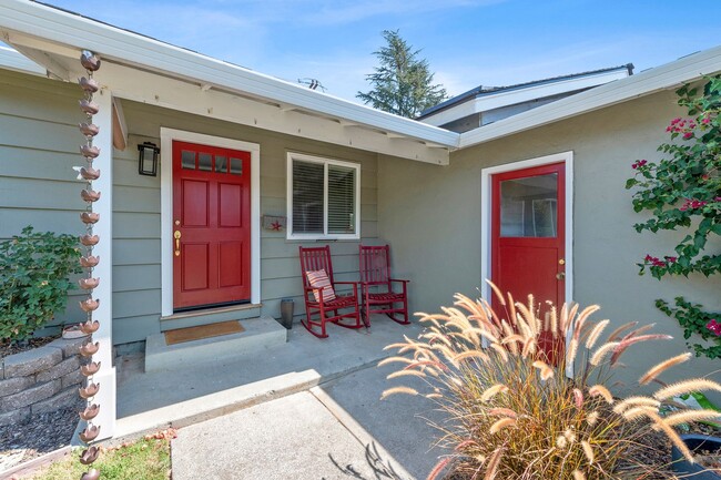 Building Photo - Beautiful 4 Bedroom/2 Bath Home in Desirab...