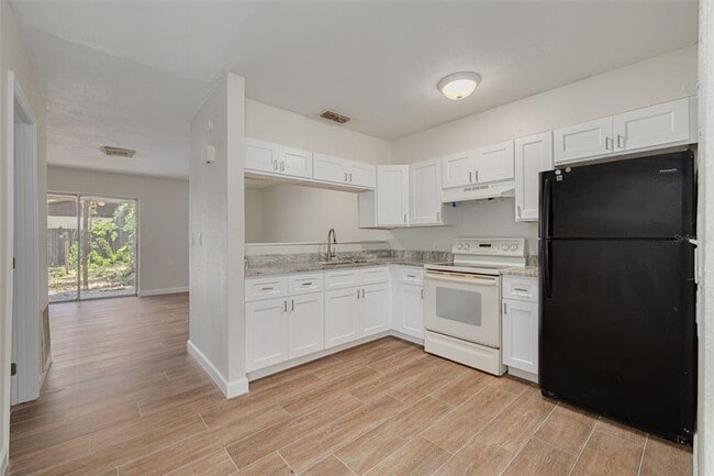 Building Photo - 7116-7120 Oakwood Dr