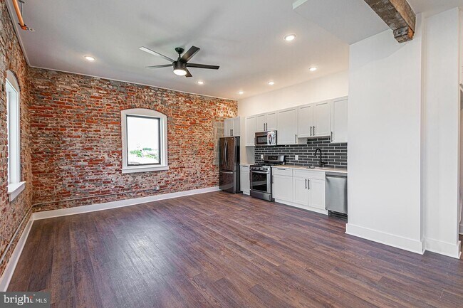 Building Photo - 1211 Bainbridge St