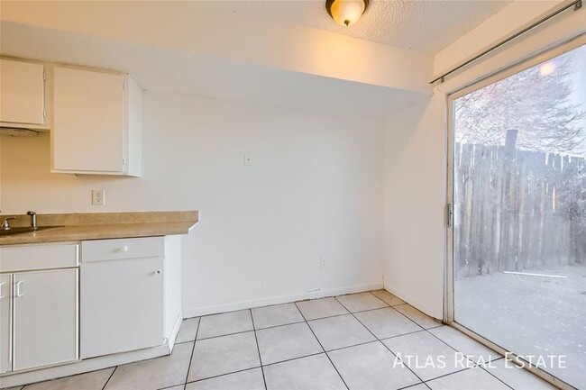 Photo - 904 Excalibur St Apartment