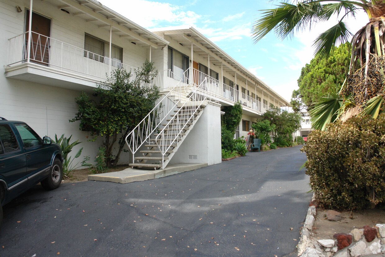 Foto del edificio - 319 N Chevy Chase Dr