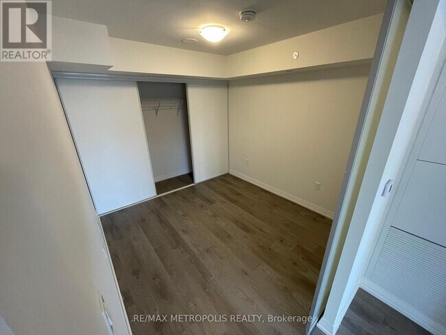 Photo du bâtiment - 325-T325 Yorkland Blvd