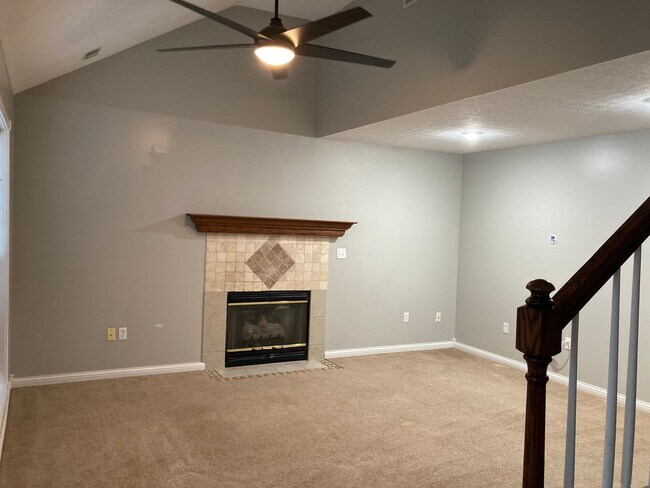 Building Photo - Do NOT Miss This One!