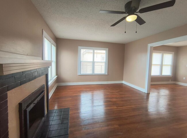 Foto del edificio - Charming 2-Story Brick Home with Detached Garage COMING SOON