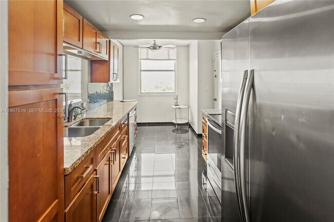 Foto del edificio - 4400 Hillcrest Dr