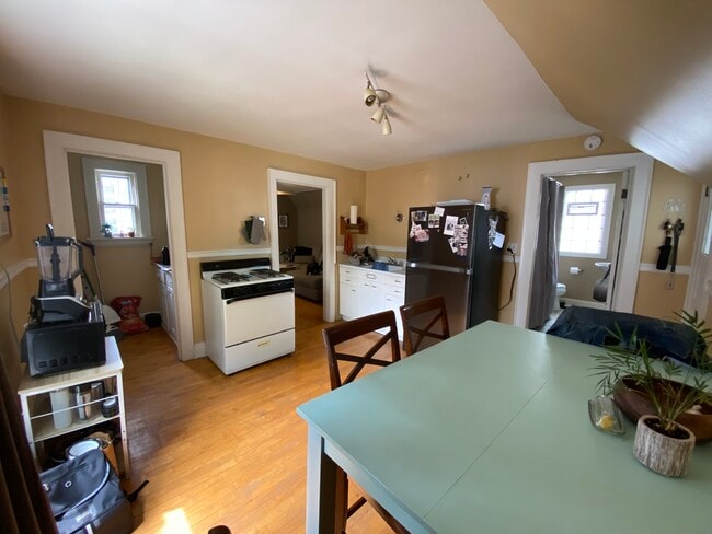 Foto del edificio - 2730A N Oakland Ave