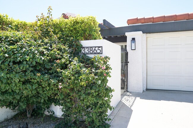 Building Photo - 33865 Cathedral Canyon Dr