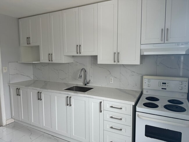 Building Photo - Recently updated 2-Bedroom Apartment for Rent in Oshawa