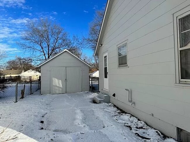Building Photo - Stunning 3 Bed 1 Bath In Quiet Neighborhood