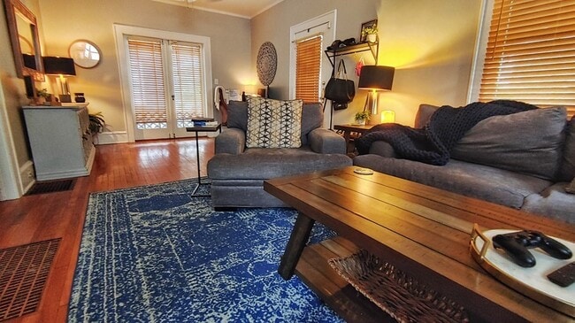 Building Photo - GREAT DOWNTOWN BUNGALOW