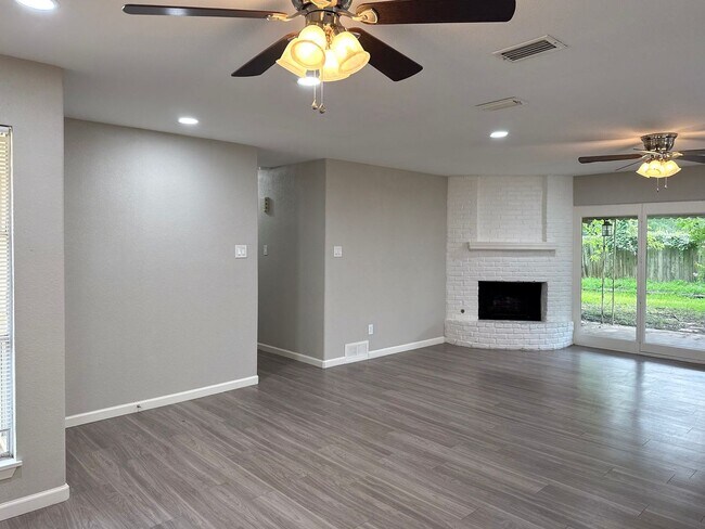 Foto del edificio - 3 Bedroom / 2 Bath / 2 Car Garage