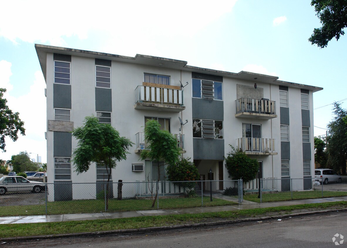 Primary Photo - 611 SW 21st Ave