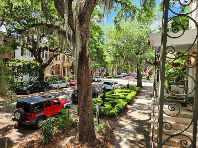 Foto del edificio - 114 E Jones St