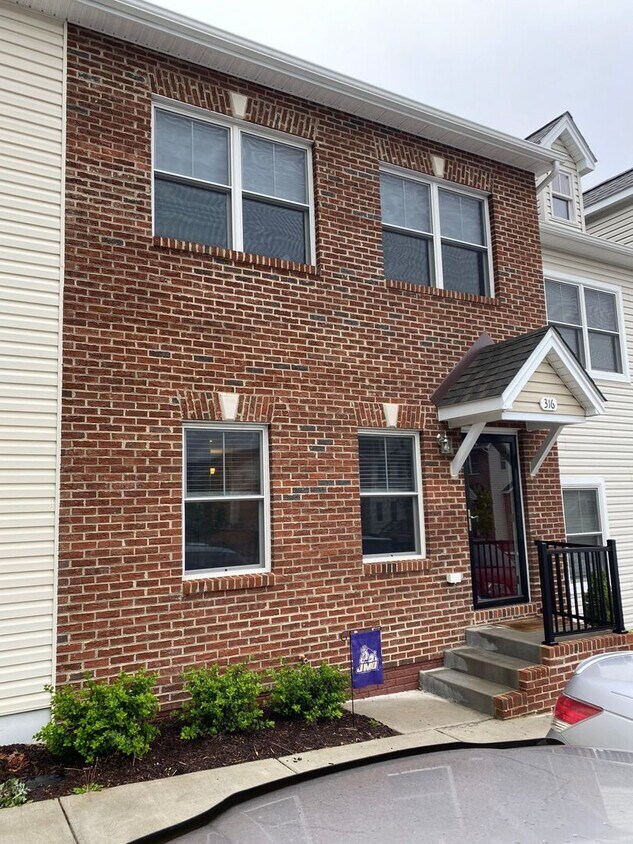 Primary Photo - Upscale Luxury Towhouse
