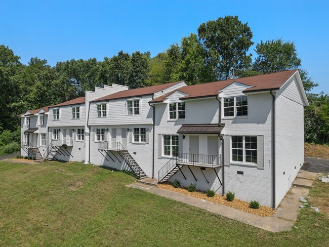 Building Photo - 400 Gallery Ln