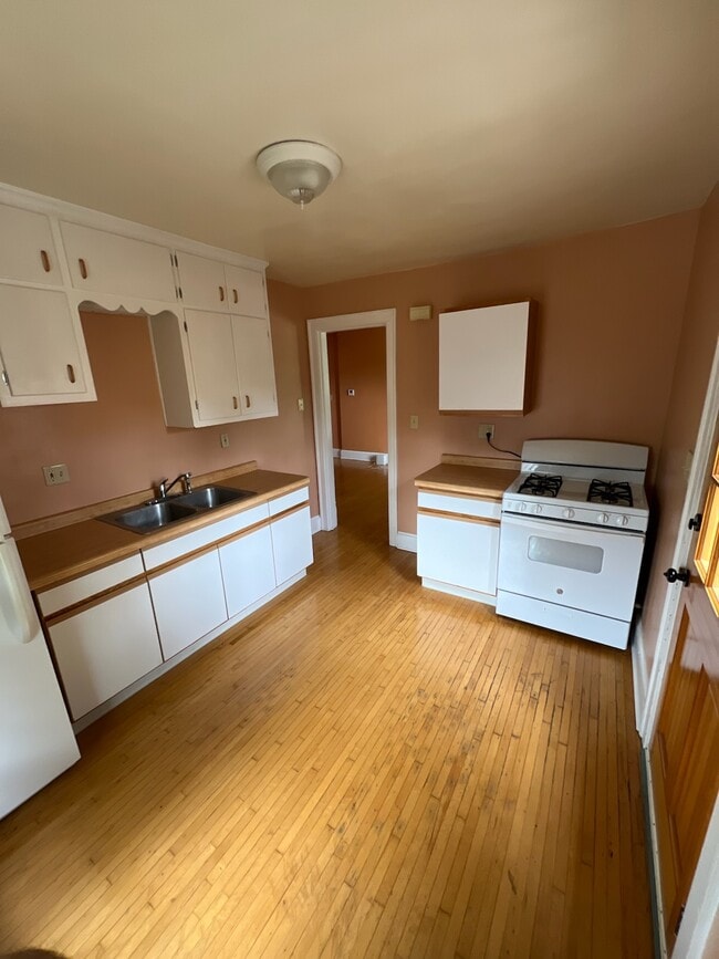 Kitchen - 421 Central Ave