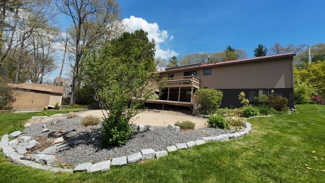Building Photo - Beautifully remodeled 3 bedroom, 2 bathroom townhouse in South Nashua