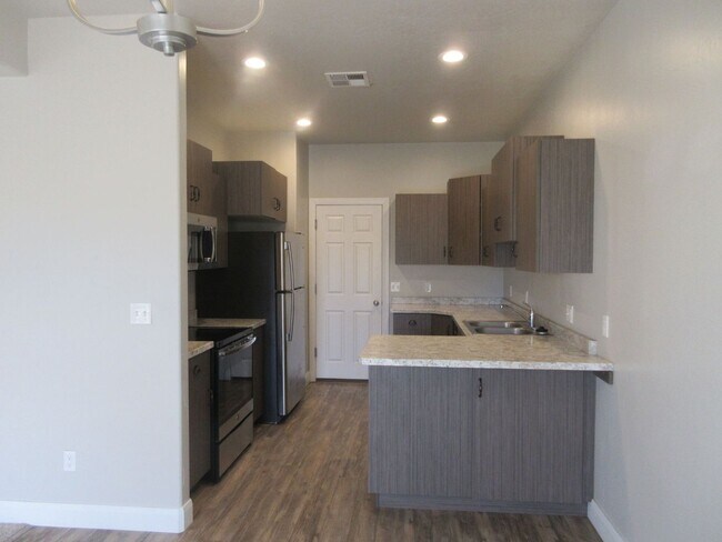 Foto del edificio - Newer townhome in the heart of Cedar City! Short Term Available.