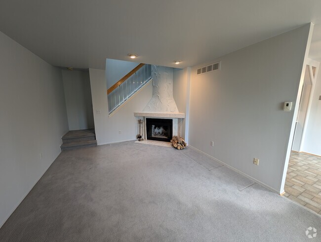 Building Photo - 38928 Country Cir