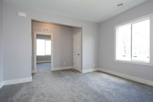 Building Photo - 294 Winifred St E