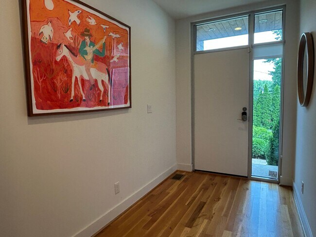 Foto del edificio - Modern 3 Bed 3 Bath Highlands Home