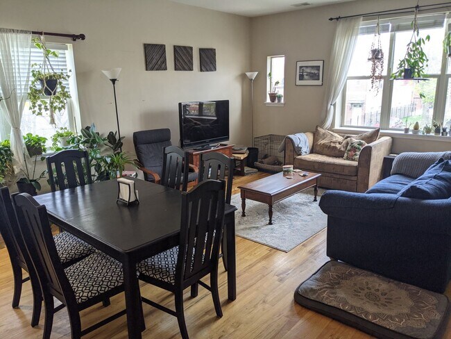 Building Photo - Gorgeous 3 Bed, 2.5 Bath Spacious Duplex Up