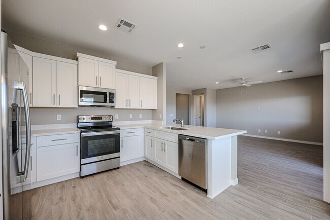 Building Photo - 3Bed/2Bath House at Dixileta Ave! $399 MOV...