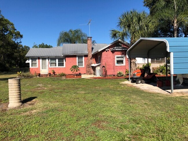 Building Photo - Quaint Deland lakefront home - Available 4...