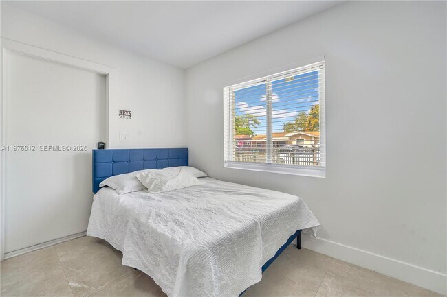 Foto del edificio - 1002 NW 74th St