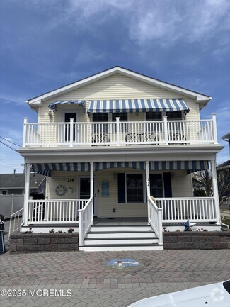 Building Photo - 216 13th Ave