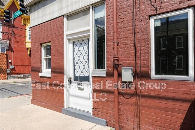 Building Photo - 300 S Potomac St