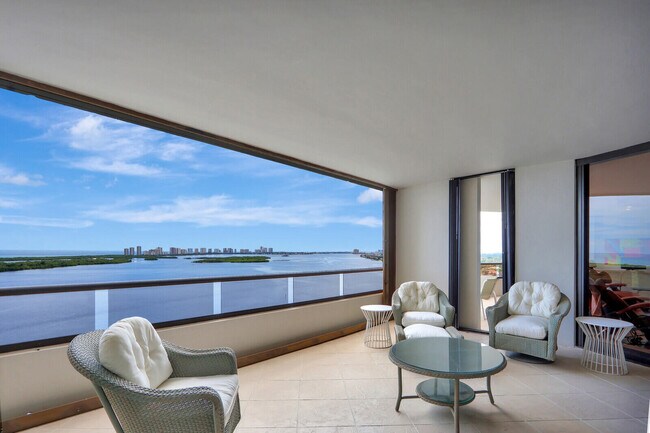 Foto del edificio - 100 Lakeshore Dr