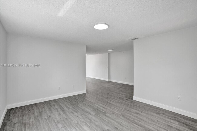 Foto del edificio - 3074 SW 17th St