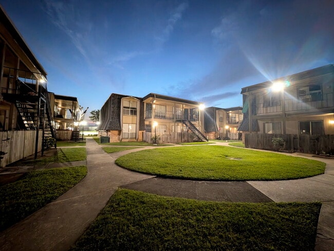 Building Photo - Pine Arbor