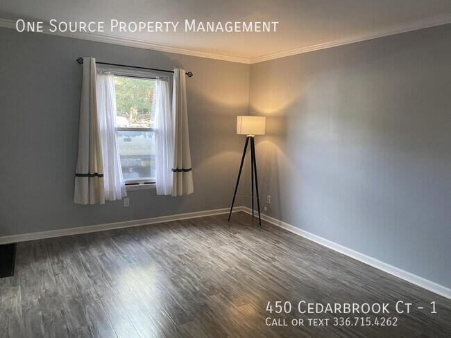 Foto del edificio - 450 Cedarbrook Ct