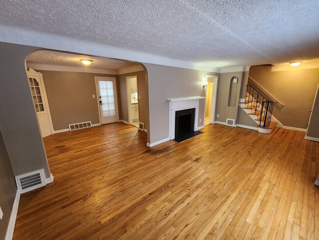 Foto del edificio - Charming 4-Bedroom Property in Prime Location