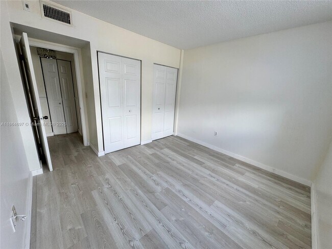 Foto del edificio - 6701 NW 169th St