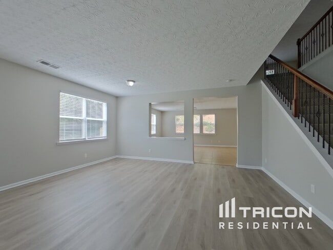 Building Photo - 6625 Waterton Ave SW