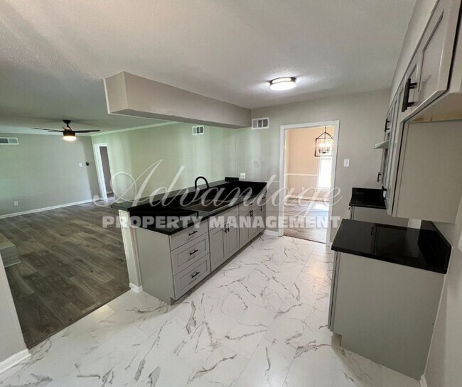 Building Photo - Newly Renovated Home in Hickory Hill