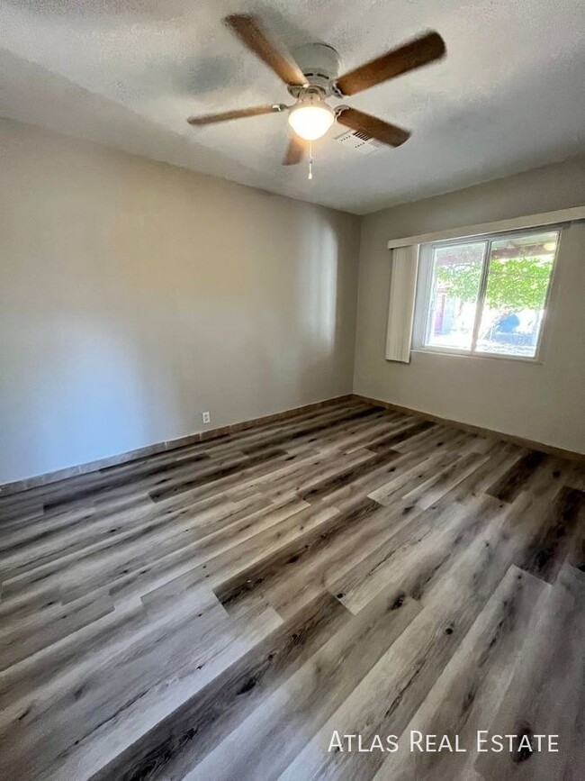 Building Photo - COMING SOON! 2 Bedroom 1 Bath close to dow...