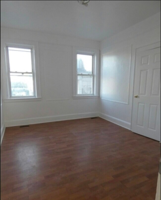 Building Photo - 1126 Drake Avenue, Unit 1R