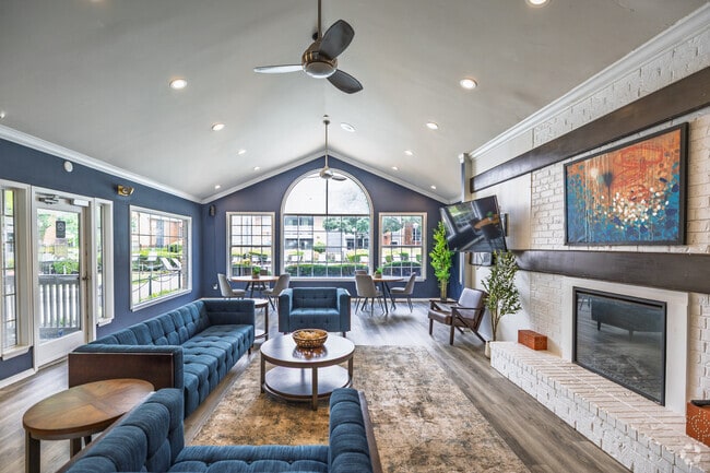 Athletic Club - Lakeshore Apartments
