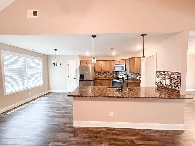 Building Photo - 5 Bedroom 3 Bathroom Home