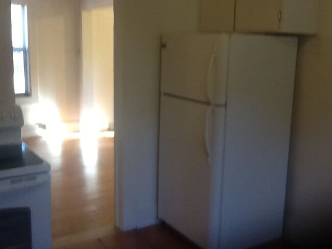 Building Photo - 1 Bedroom 1 Bath with bonus room and priva...