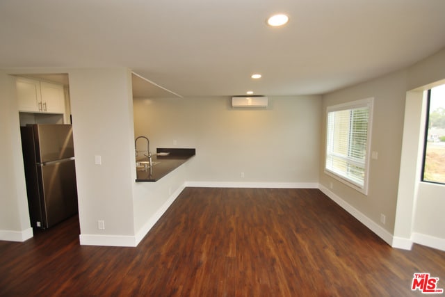 Building Photo - 16550 Vanowen St